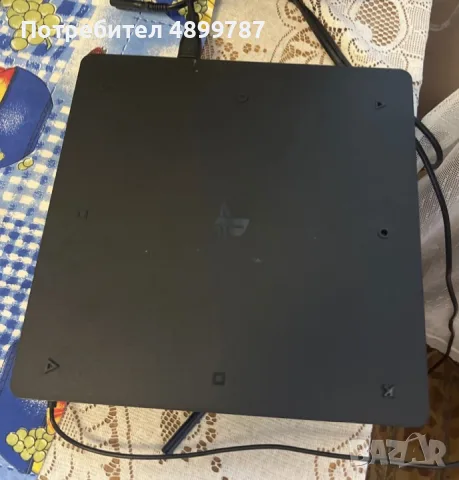 Продавам PS 4 slim с 2 бр. джойстика и станция за зареждане
