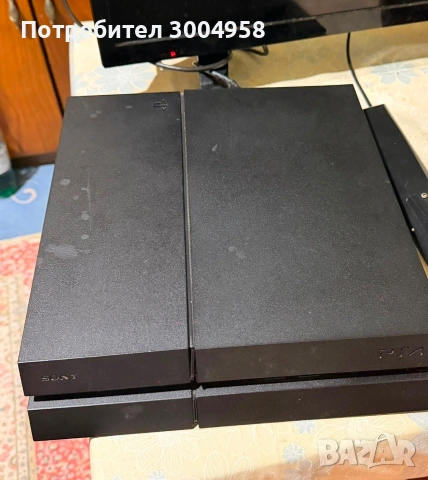 Продавам конзола PlayStation 4 (PS4) Fat модел в много добро техническо състояние.