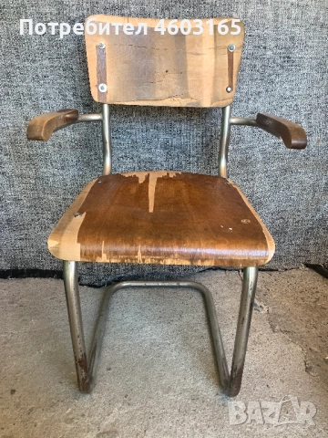 Стар стол Thonet S43 с подлакътници, проектиран от Март Щам