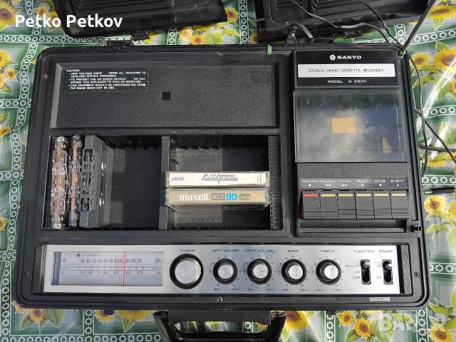 Продавам един антрактивен Касетофон за Пикник ( SANYO G 2600 JAPAN 1975г) , снимка 2 - Радиокасетофони, транзистори - 54542590