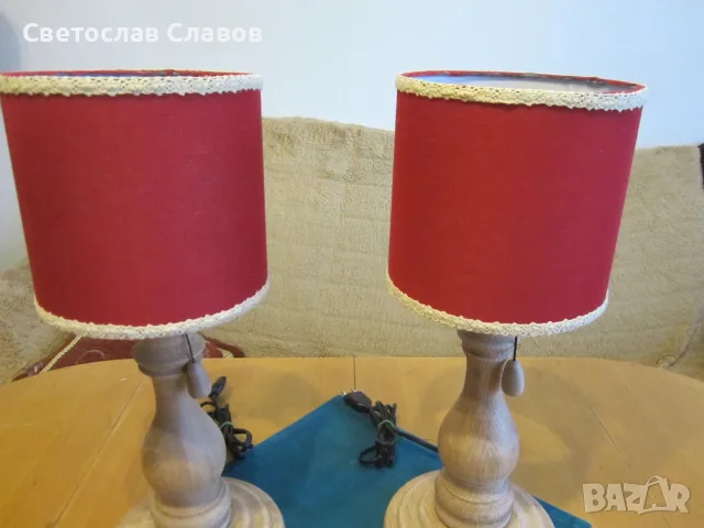 Комплект настолни /нощни/ лампи със стойки от дъб и червени цилиндрични шапки, снимка 3 - Настолни лампи - 55289325
