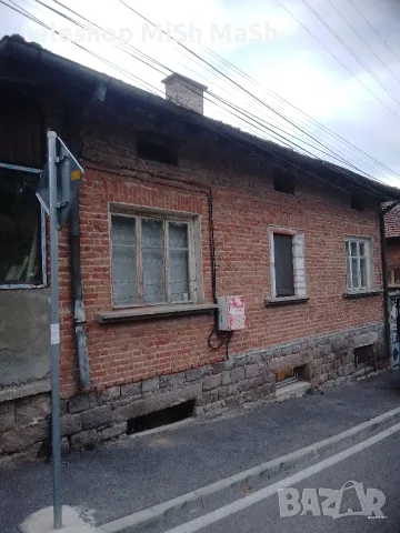 Продавам двуетажна масивна къща с двор от собственик