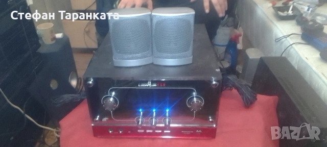 караоке уредба със вграден буфер в нея и две тонколони 