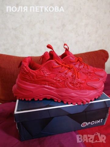 Червени маратонки