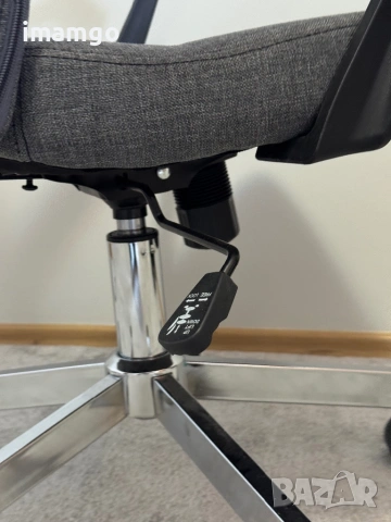 Ергономичен офис стол със сива текстилна тапицерия и метална основа – 4 броя, снимка 6 - Столове - 54038438