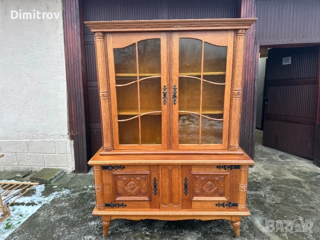 Класическа витрина с шкаф