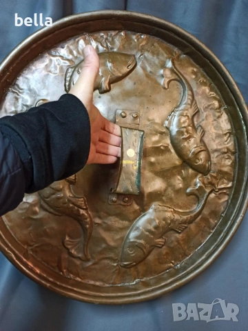 Огромен и масивен много стар меден поднос пано или др ръчна изработка в средата е с релефни риби, снимка 8 - Антикварни и старинни предмети - 54207086