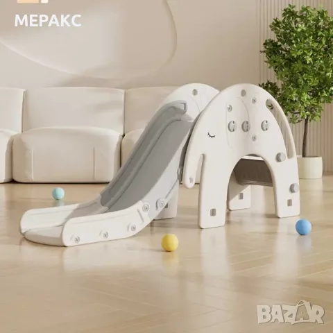 Пързалката, във формата на слонче, с баскетболен кош 