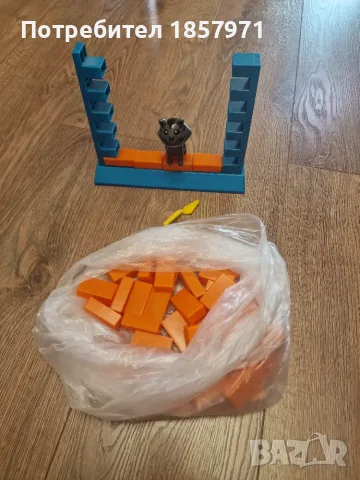 Котка върху събаряща ограда