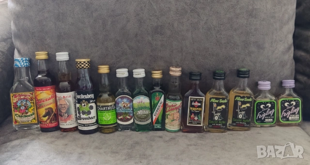 Миниатюри-малки бутилчици с различни алкохолни напитки 