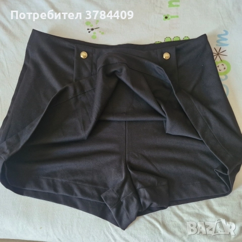 Черни дамски панталонки-пола с висока талия и декоративни златни копчета. ], снимка 2 - Къси панталони и бермуди - 55455842