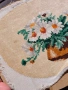 Винтидж гоблен (needlepoint) с бродиран букет от маргаритки във ваза, датиращ от 60-те или 70-те год, снимка 3