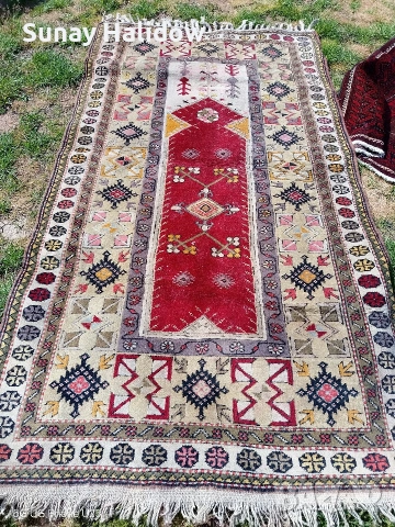Ръчно тъкан много красив килим, снимка 3 - Килими - 54449287