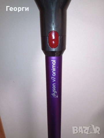 Много добра прахосмукачка Dyson V7 с добра батерия и аксесоари, снимка 2 - Прахосмукачки - 53624228