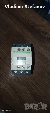 Трифазен контактор Schneider Electric TeSys Deca LC1D18, 18A (7.5kW при 400V), 1NO + 1NC
