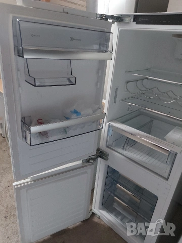 Хладилник с фризер Electrolux за вграждане 