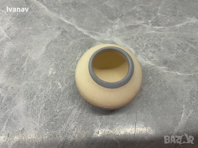 Mалка керамична ваза, ръчно рисувана Blue Feather, снимка 3 - Антикварни и старинни предмети - 54158825