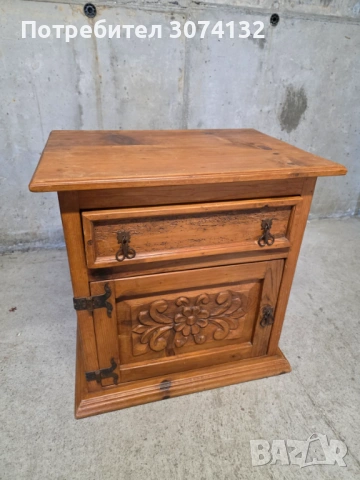 Ретро шкафче с метален обков, снимка 3 - Шкафове - 54208269