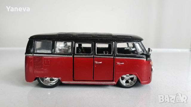 Volkswagen T1 Samba, метален микробус на Bburago с отварящи врати. 