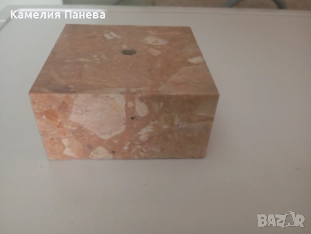 Мраморен постамент