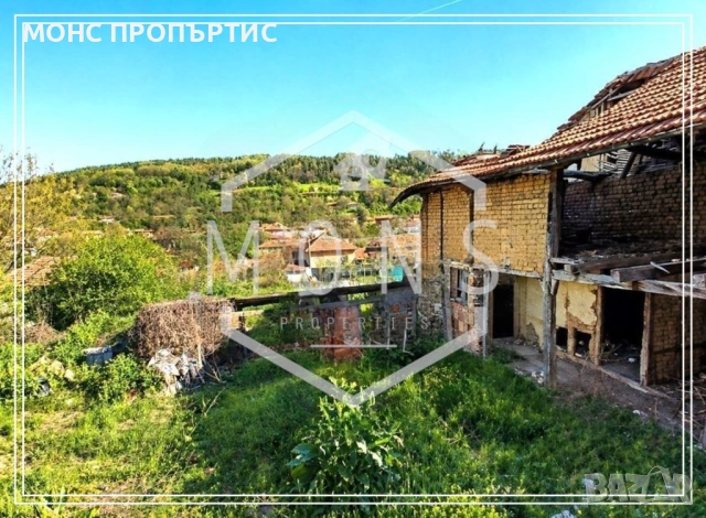 Продава се къща за ремонт с обширен двор и лице на две улици в с. Добромирка, обл. Габрово.