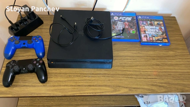 продава се Playstation 4 slim 1TB с два джойстика и две игри FIFA26 и GTA5, снимка 2 - Игри за PlayStation - 54525707
