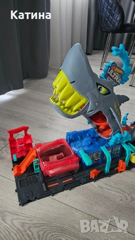 Писта Hot Wheels Автомивка с гигантска акула City Ultra Shark Car Wash, снимка 3 - Коли, камиони, мотори, писти - 53993849