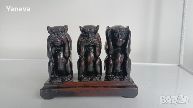 Трите мъдри маймуни , символизиращи фразата „не виждам зло, не чувам зло, не говоря зло“. 