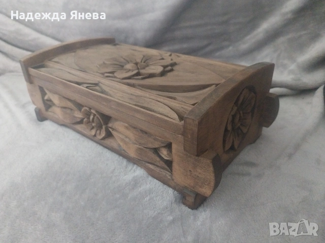 Кутия за бижута с дърворезба