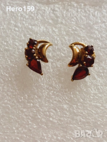 Златни осем каратови обеци с инкрустирани гранати