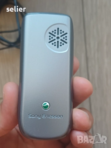 Това е класически мобилен телефон Sony Ericsson J210i в сребрист цвят. Моделът разполага с малък цве, снимка 2 - Sony Ericsson - 54817139