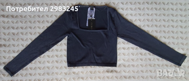 Дамска черна блуза с дълги ръкави и дълбоко деколте