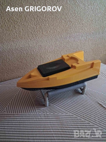 корпус за лодка за захранка