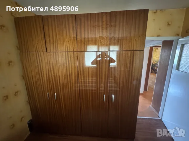 Дървен гардероб