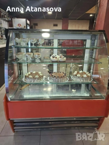 Сладкарска витрина