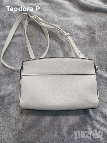 Дамска чанта Guess , снимка 3 - Чанти - 54540627