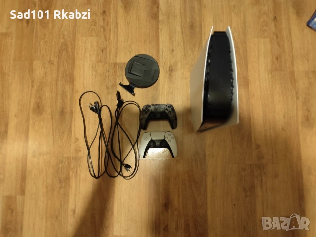 Sony PlayStation 5 (PS5) Disc Edition + 2 Джойстика (Отлично състояние)