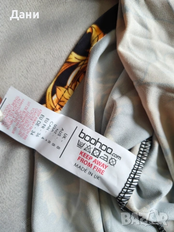 Нова рокля Boohoo с бароков принт и волани (размер S / 36) – С ЕТИКЕТ, снимка 7 - Рокли - 54659471