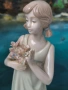 Порцеланова фигурка на момиче с букет цветя , снимка 6