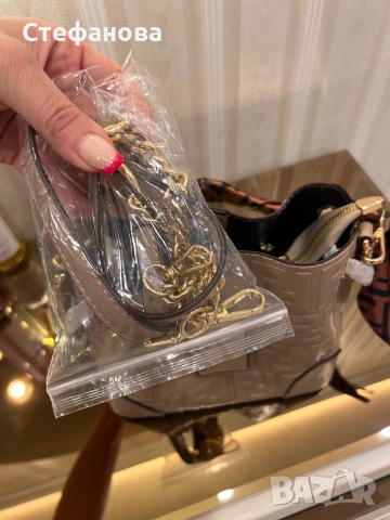 Дамска чанта Fendi, снимка 4 - Чанти - 54493472
