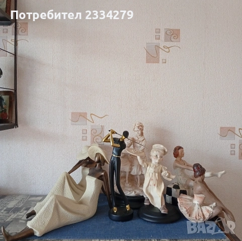 Стари статуетки от различни години, държави, автори.