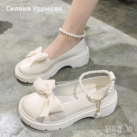 Бели дамски обувки с панделка и перли