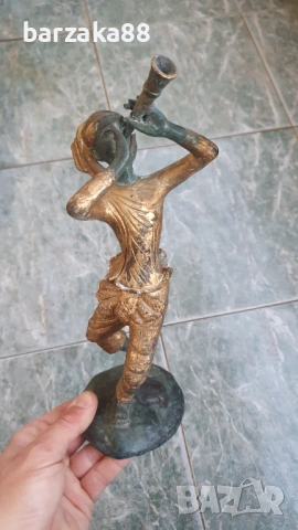 Бронзова фигура на жена