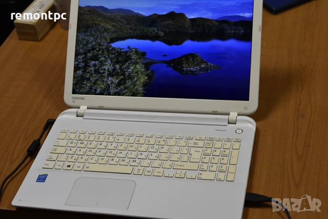 Toshiba Satellite L50-B-1M7 15.6 инчов бял лаптоп I3 4005U 6 GB DDR3 SSD батерия зарядно, снимка 3 - Лаптопи за работа - 55123833