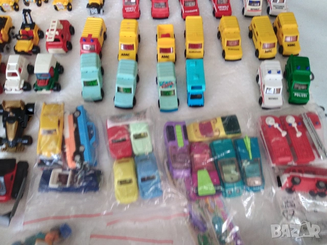 Играчки от Kinder Surprise Лот6 130 броя камиони, автомобили, снимка 6 - Колекции - 55066832