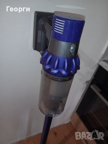Отлична Dyson V10 безжична прахосмукачка с нова батерия и аксесоари, снимка 2 - Прахосмукачки - 55223355