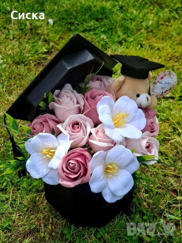 Сапунени цветя от пластичен сапун в кутия с шапка и чекмедже👨‍🎓
, снимка 5 - Подаръци за жени - 54558747
