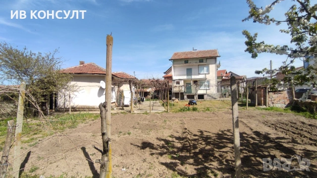 Продава две къщи с общ двор в с. Ягода