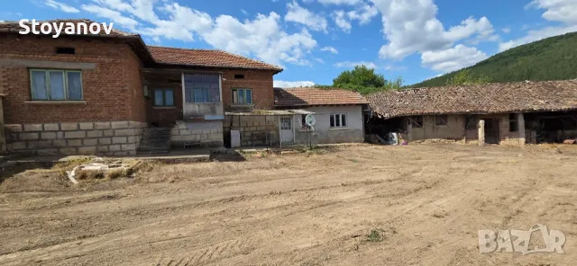 Къща с жилищна пристройка, равен двор и стопански постройки в с. Острица, снимка 13 - Къщи - 55393223