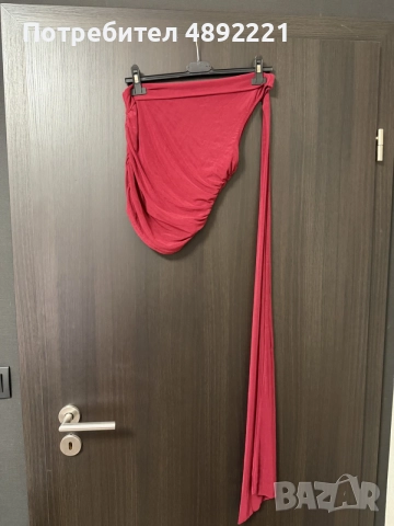 Продавам елегантен червен топ в отлично състояние. 